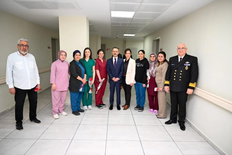 Vali Aktaş ve eşi, Kocaeli Huzurevi sakinleriyle bayramlaştı