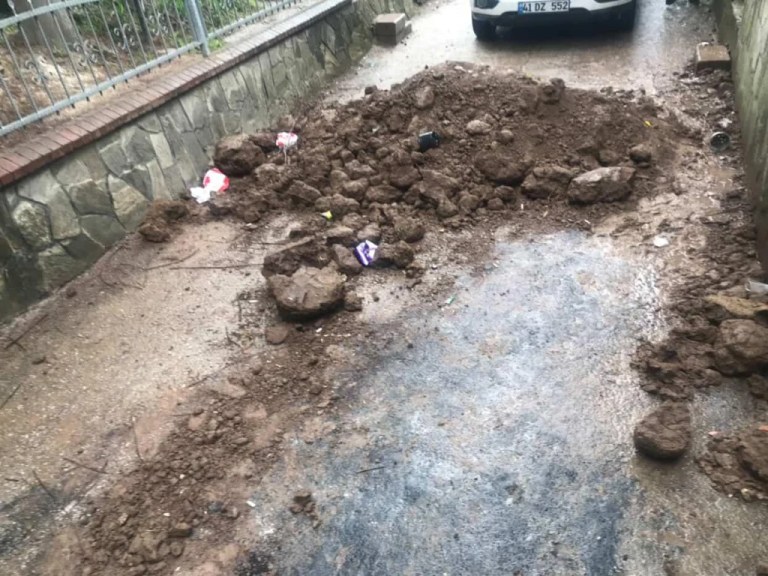 İzmit Mezarlık Yolu Toprak Yığınıyla Kapandı!