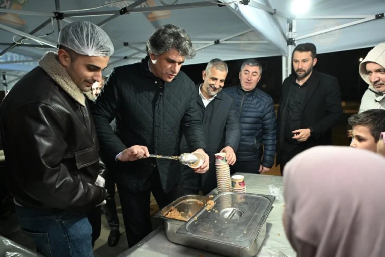 Kartepe’de Kadir Gecesi coşkusu: Camide özel program düzenlendi