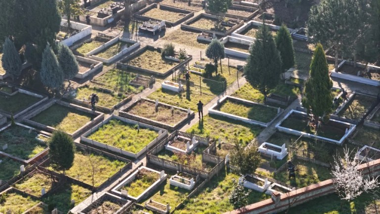 Kartepe mezarlıkları bayram ziyaretine hazırlanıyor