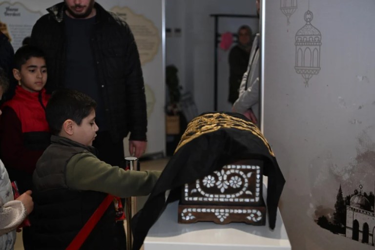 Kartepe’de Sakal-ı Şerif ve Kabe Örtüsü ziyaret edildi