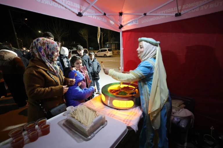Derince’de Ramazan şenlikleri çocukları güldürüyor