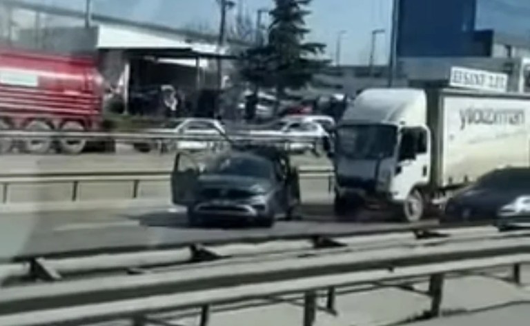 Gebze’de otomobil ve kamyon çarpıştı: Yaralılar var!