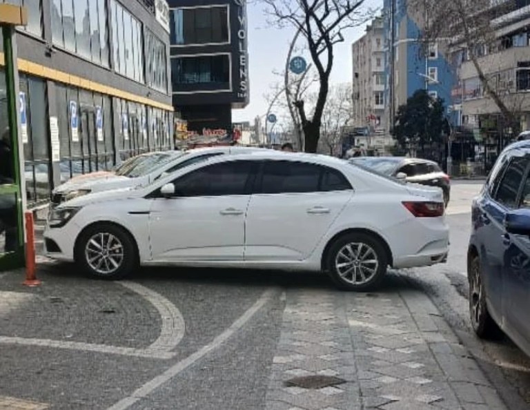 File Market önünde kaldırım işgali tehlike saçtı!