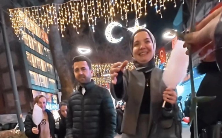 Büyükakın’dan 8 Mart sürprizi: Kadınlara karanfil