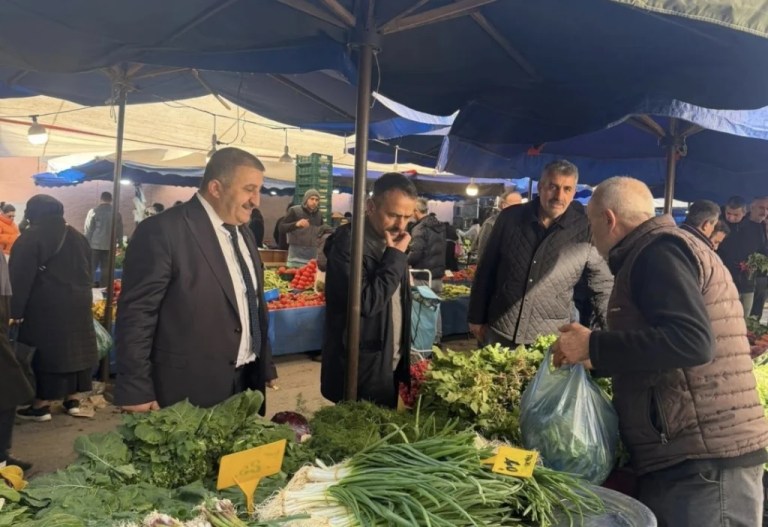 Vali Aktaş semt pazarında esnafla buluştu