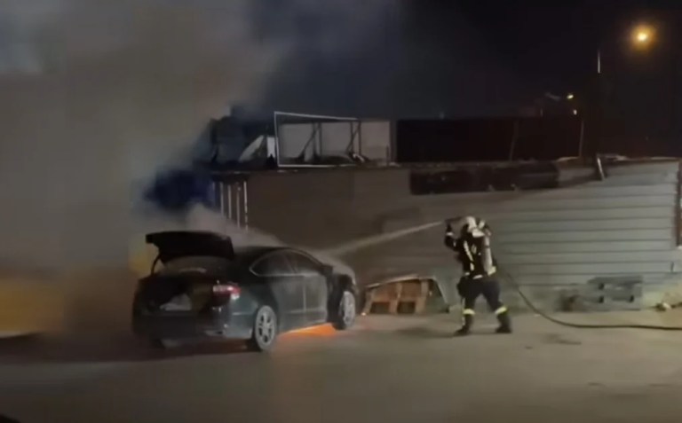 Gebze’de park halindeki araç alevlere teslim oldu!