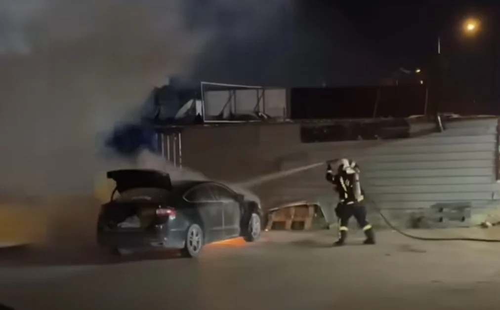 Gebze’de park halindeki araç alevlere teslim oldu!