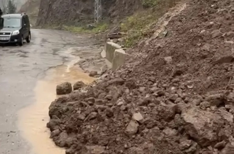 Yuvacık’ta yol çökmeleri tedirgin ediyor