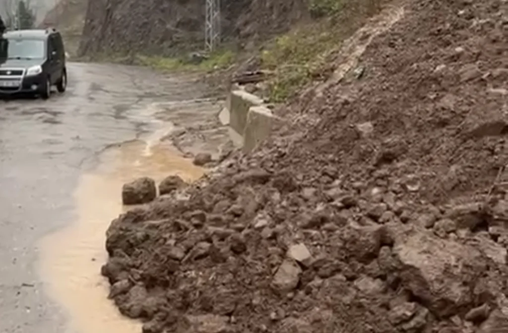 Yuvacık’ta yol çökmeleri tedirgin ediyor