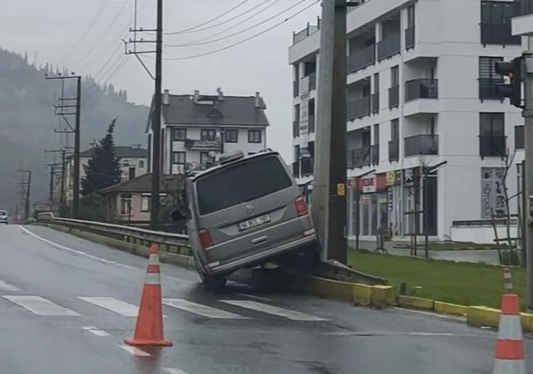 Karamürsel’de otomobil kontrolden çıktı, bariyerlere çarptı!