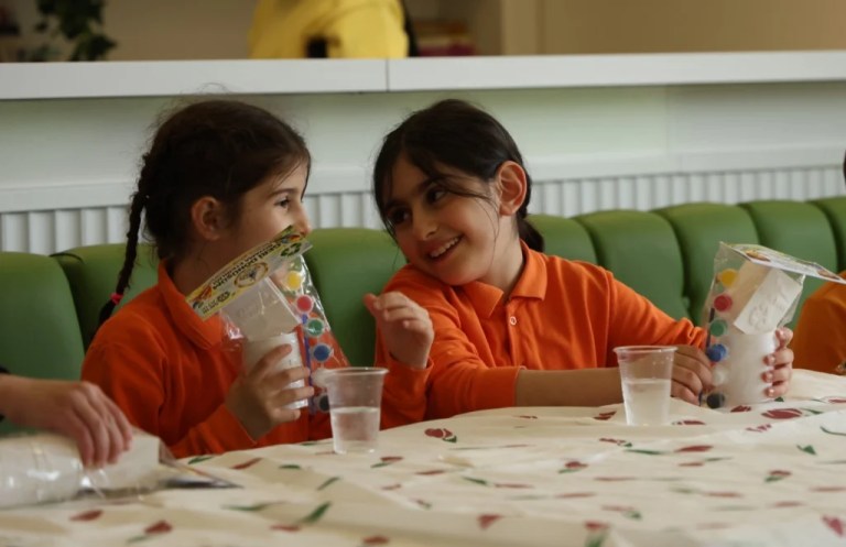 Kartepeli miniklerden geri dönüşüm temalı boyama atölyesi