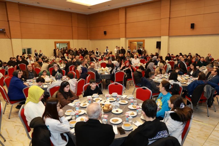 Gebze’de yetim ve öksüz çocuklar için iftar sofrası!