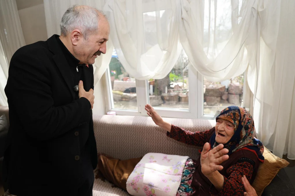 Başkan Büyükgöz’den 100 Yaşındaki Hesna Teyzeye Ziyaret