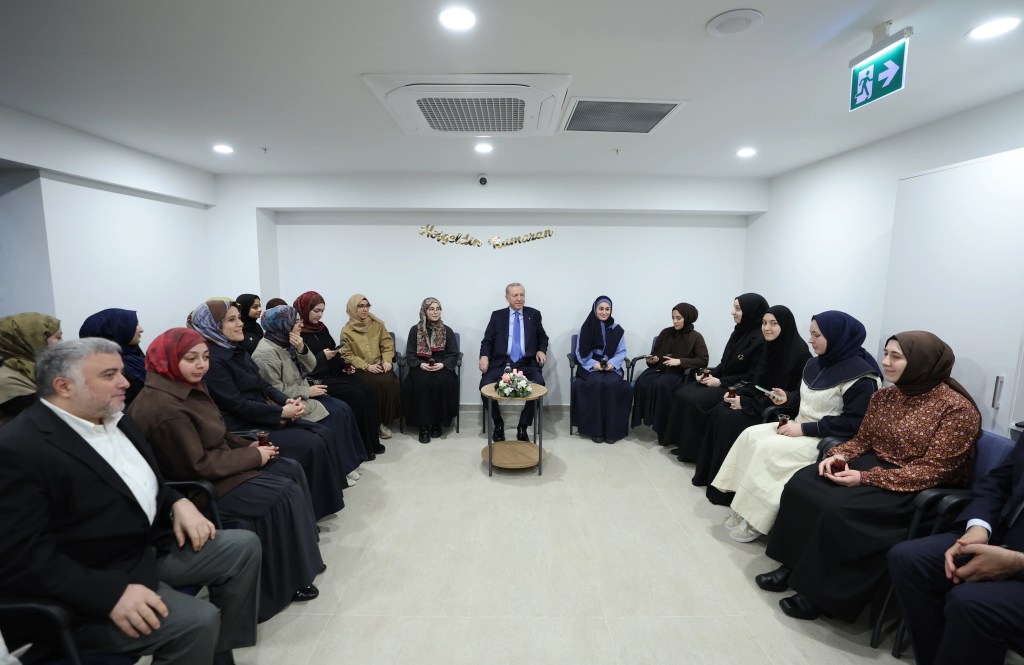 Cumhurbaşkanı Erdoğan Kız Öğrenci Yurdunu Ziyaret Etti