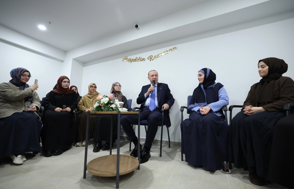 Cumhurbaşkanı Erdoğan Kız Öğrenci Yurdunu Ziyaret Etti