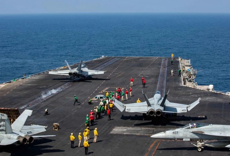USS Abraham Lincoln Uçak Gemisi Güvende