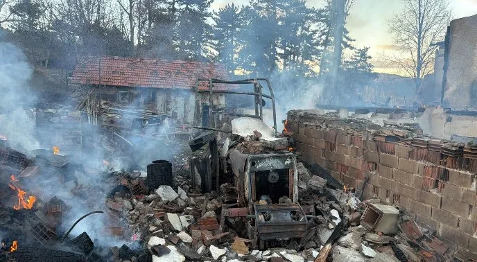 Çorum İskilip'te Yangın: Ev ve Traktör Kullanılamaz Hale Geldi
