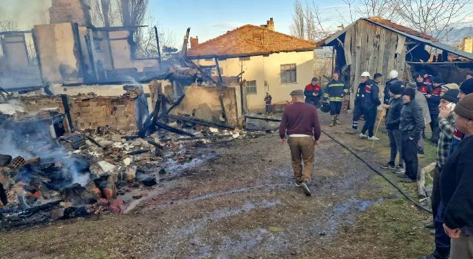 Çorum İskilip'te Yangın: Ev ve Traktör Kullanılamaz Hale Geldi