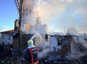 Çorum İskilip'te Yangın: Ev ve Traktör Kullanılamaz Hale Geldi