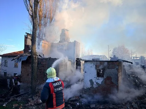 Çorum İskilip'te Yangın: Ev ve Traktör Kullanılamaz Hale Geldi