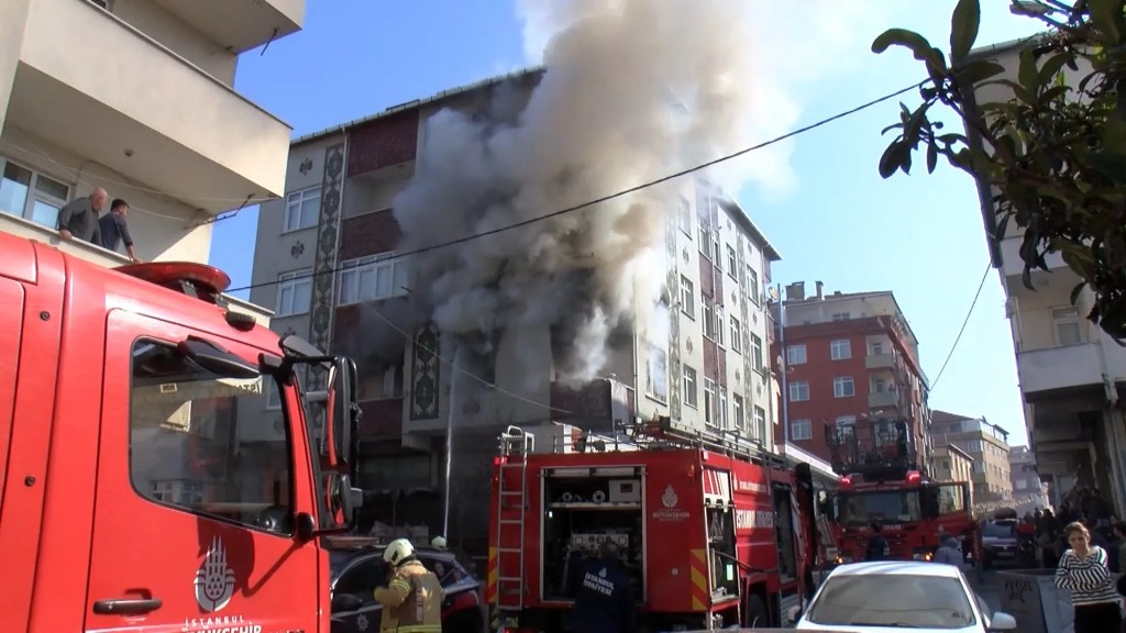 Ataşehir'de Madde Bağımlısı Kendi Evini Yaktı