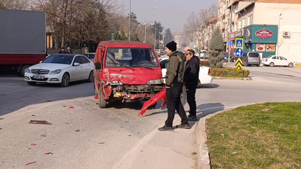 İnegöl'de Minibüs ve Otobüs Çarpıştı: 3 Yaralı
