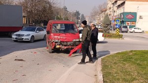 İnegöl'de Minibüs ve Otobüs Çarpıştı: 3 Yaralı
