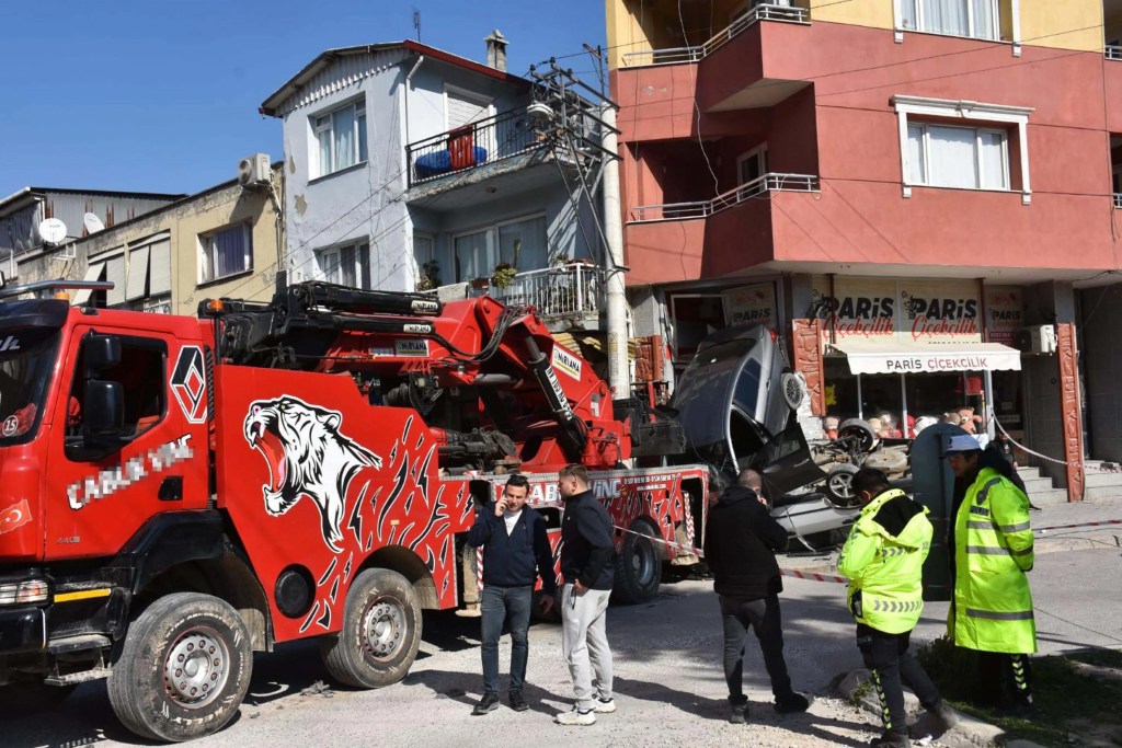 İzmir'de Vinç Kazası: İki Araç Ezildi, İş Yeri Zarar Gördü