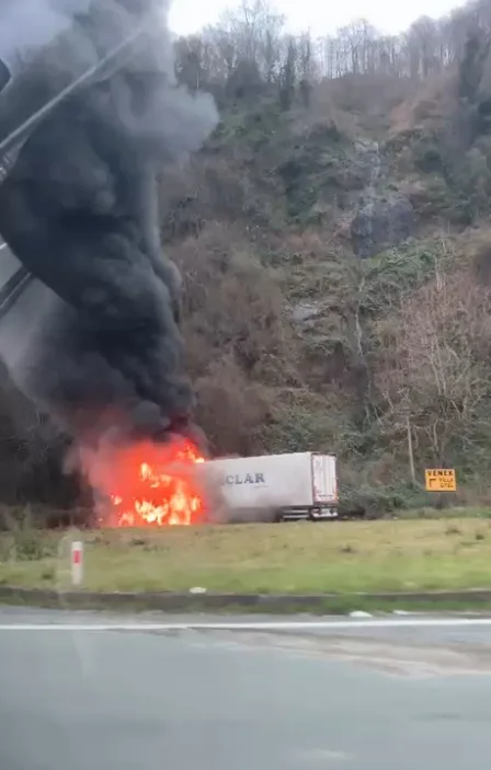 Rize'de Karadeniz Sahil Yolu'nda Tır Yangını