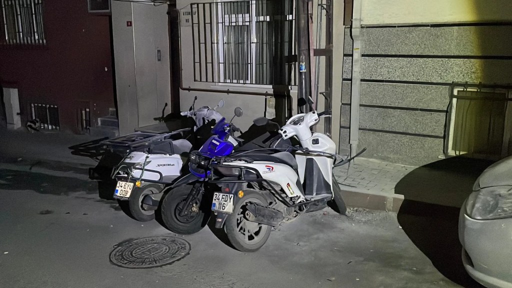 Şişli'de Aydınlatma Direği Patladı, 3 Motosiklet Yandı