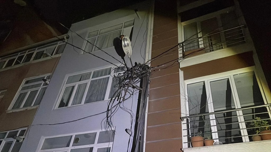 Şişli'de Aydınlatma Direği Patladı, 3 Motosiklet Yandı