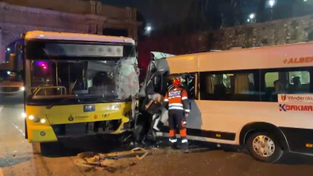 Beşiktaş'ta İETT Otobüsü ve Minibüs Çarpıştı: 2 Yaralı
