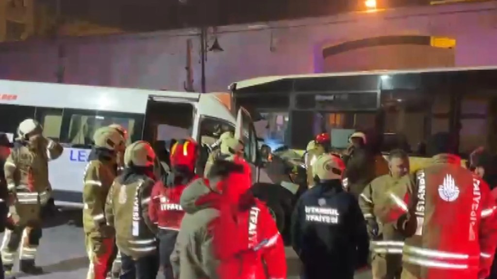 Beşiktaş'ta İETT Otobüsü ve Minibüs Çarpıştı: 2 Yaralı