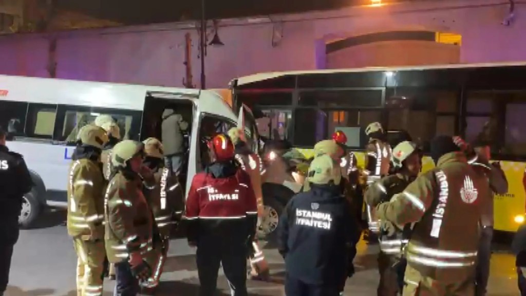 Beşiktaş'ta İETT Otobüsü ve Minibüs Çarpıştı: 2 Yaralı