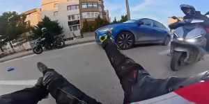Bursa'da Kurye Motosiklet Kazası Geçirdi