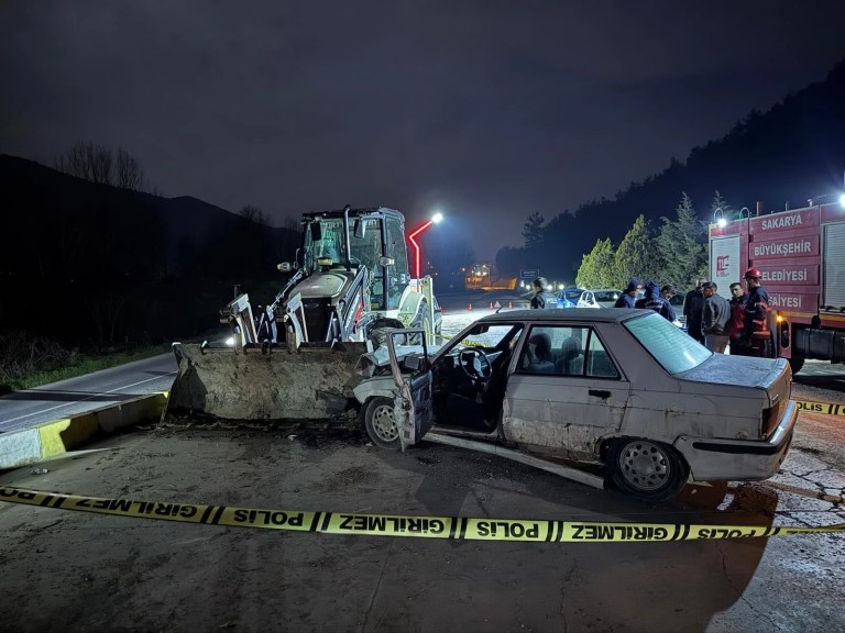 Sakarya'da İş Makinesine Çarpan Sürücü Hayatını Kaybetti