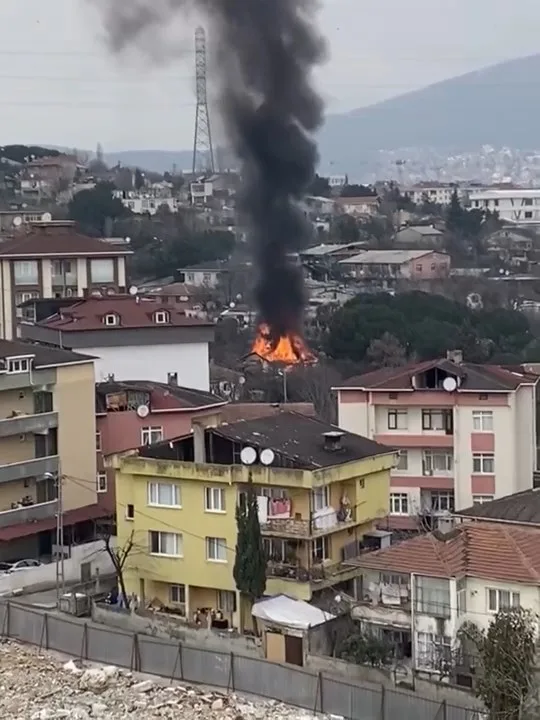 Pendik'te Gecekonduda Çıkan Yangın Kontrol Altına Alındı