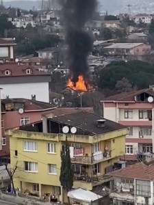 Pendik'te Gecekonduda Çıkan Yangın Kontrol Altına Alındı