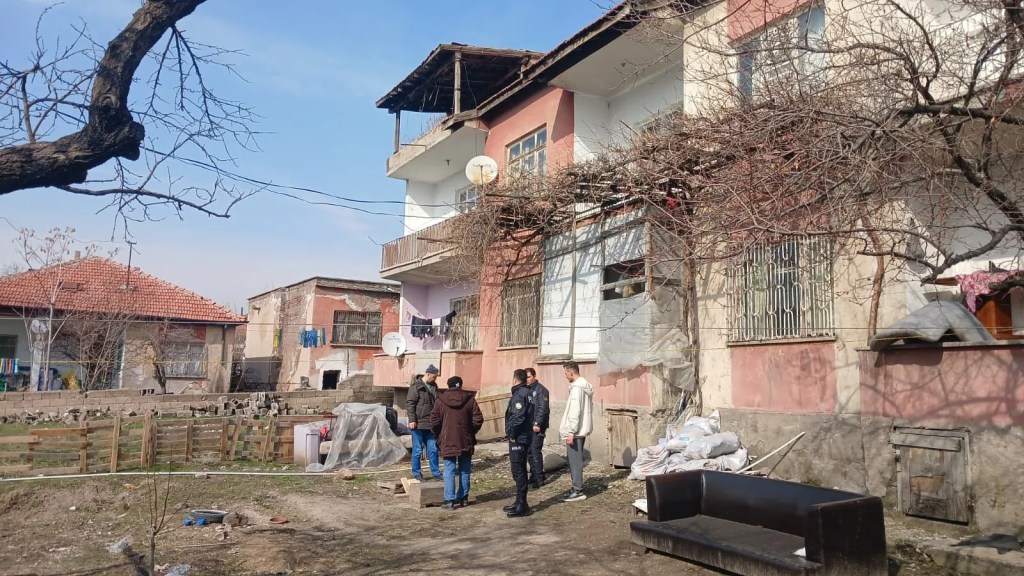 Kayseri'de Balkondan Düşen Çocuk Hastaneye Kaldırıldı
