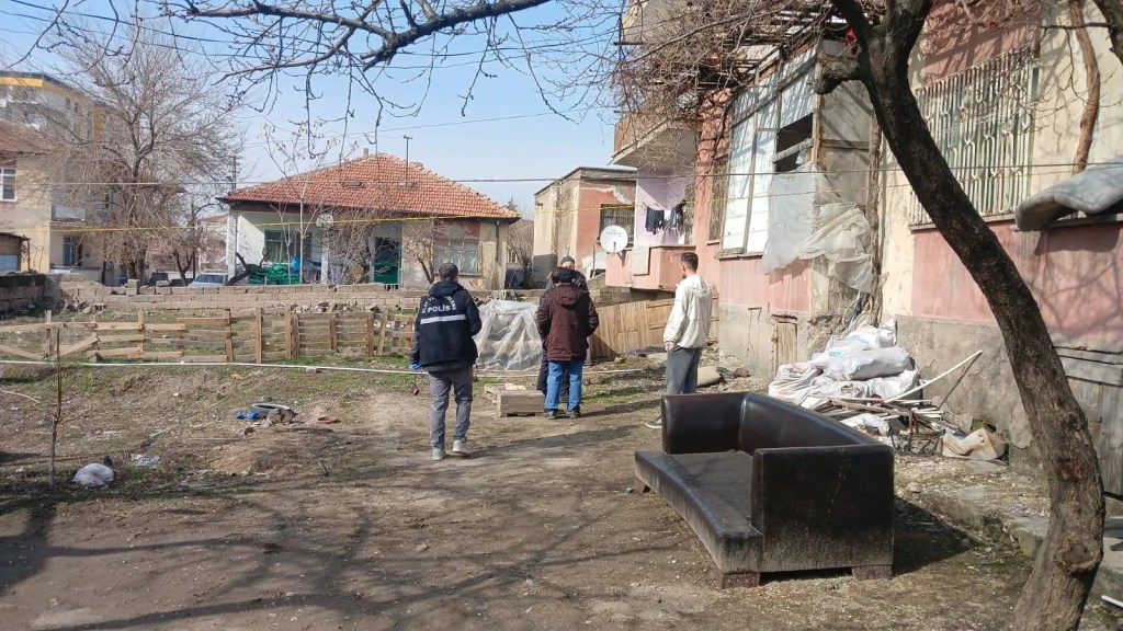 Kayseri'de Balkondan Düşen Çocuk Hastaneye Kaldırıldı