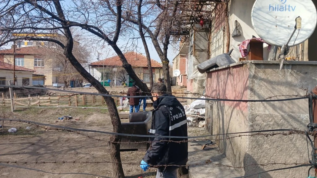 Kayseri'de Balkondan Düşen Çocuk Hastaneye Kaldırıldı