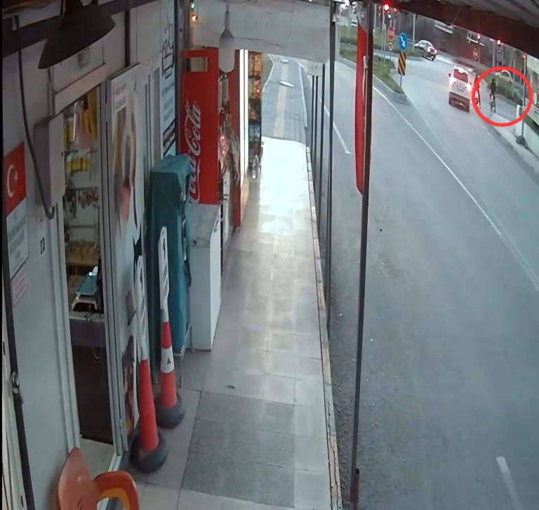 Kırmızı Işıkta Geçen Motosikletli Kaza Yaptı