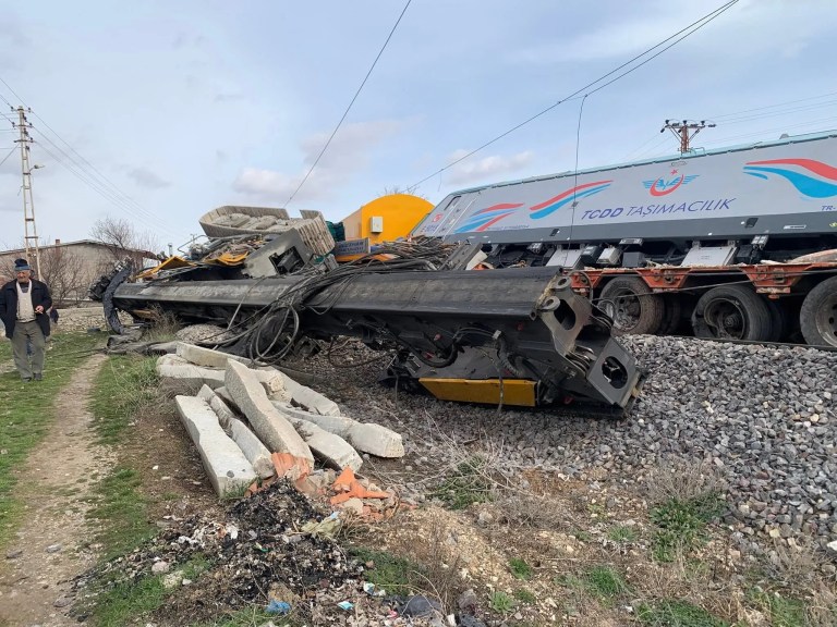 Nevşehir'de Yük Treni TIR'a Çarptı: İki Makinist Yaralı