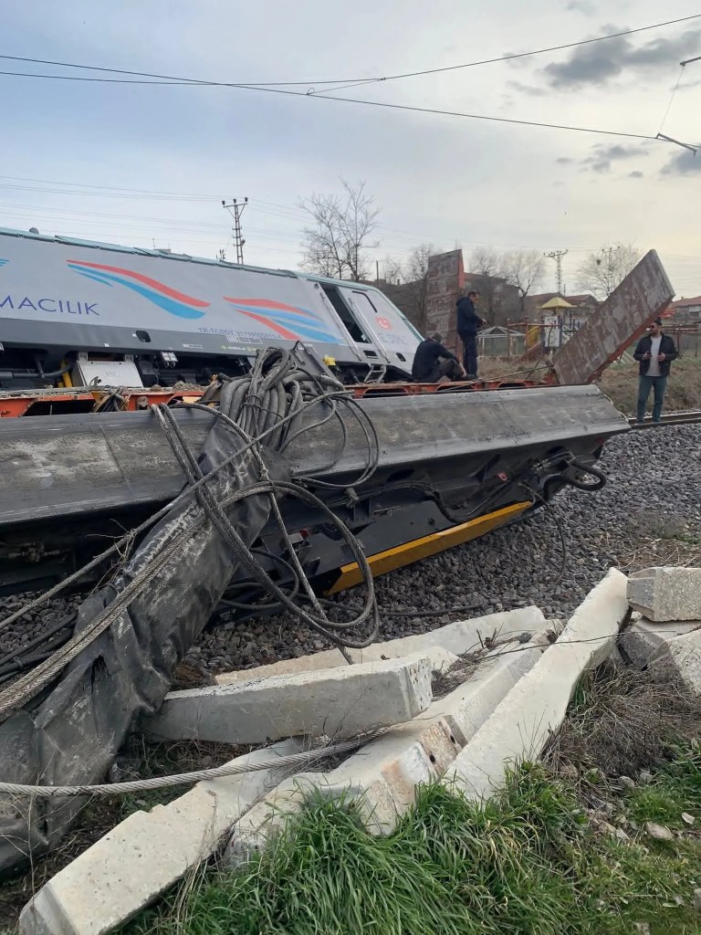 Nevşehir'de Yük Treni TIR'a Çarptı: İki Makinist Yaralı