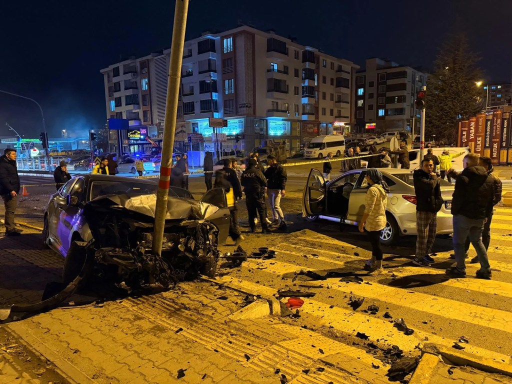 Tunceli'de Trafik Kazası: Dört Kişi Yaralandı