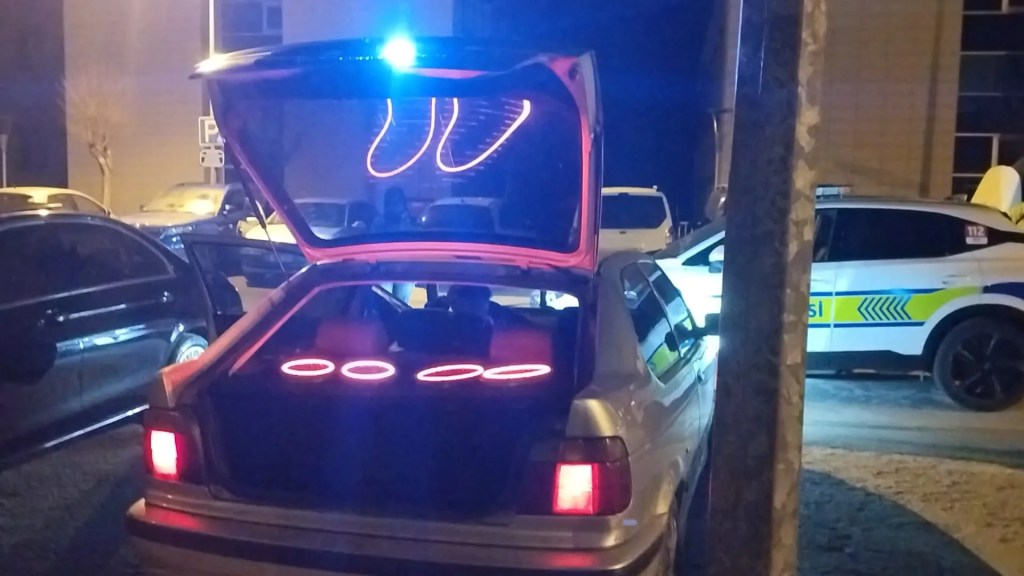 Yüksek Sesle Müzik Dinleyen Sürücünün Aracı Trafikten Men Edildi