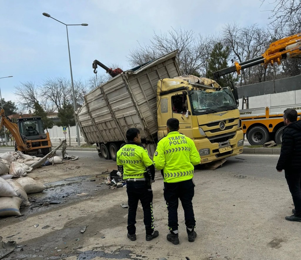 Diyarbakır'da Saman Yüklü Kamyon Kazası