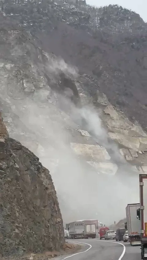 Artvin Şavşat Yolu Heyelan Nedeniyle Kapandı