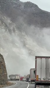 Artvin Şavşat Yolu Heyelan Nedeniyle Kapandı
